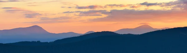 山の夕日のパノラマ — ストック写真