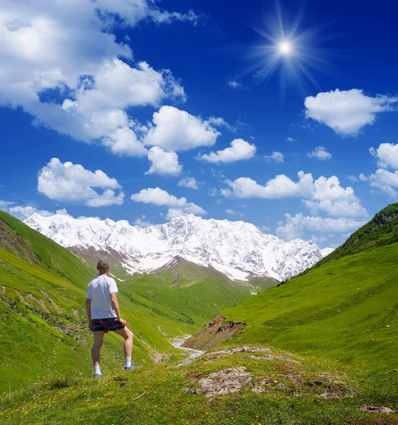 Tourist in the mountains of the Caucasus — Stock Photo, Image