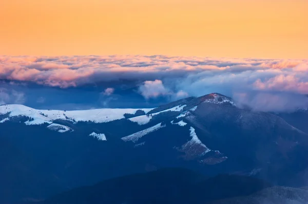 Amanhecer nas montanhas — Fotografia de Stock