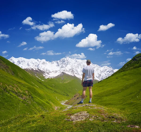 Touristen in den Bergen des Kaukasus — Stockfoto