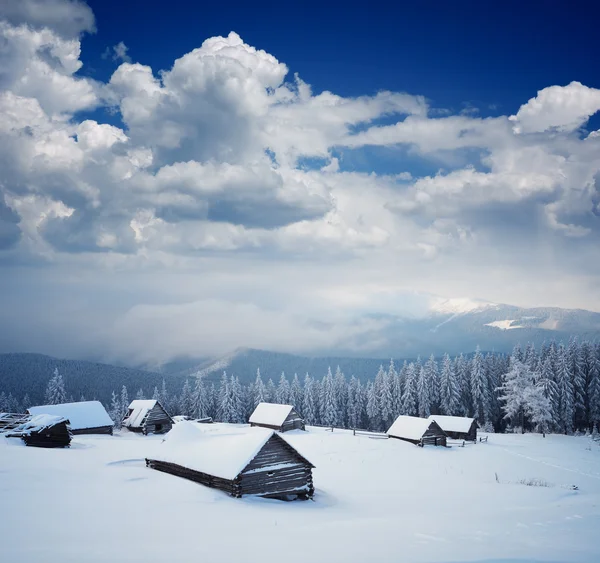 Cabane en bois dans les montagnes — Photo