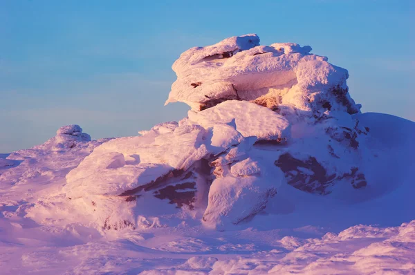 Mañana de invierno en las montañas — Foto de Stock