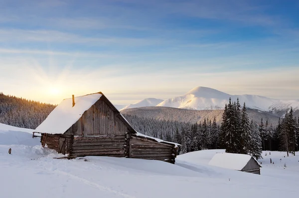 Stuga i fjällen på vintern — Stockfoto