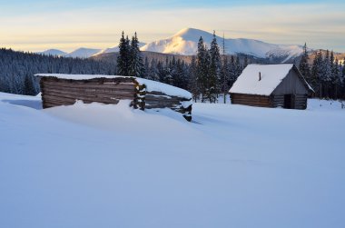 Kışın dağ Vadisi evleri