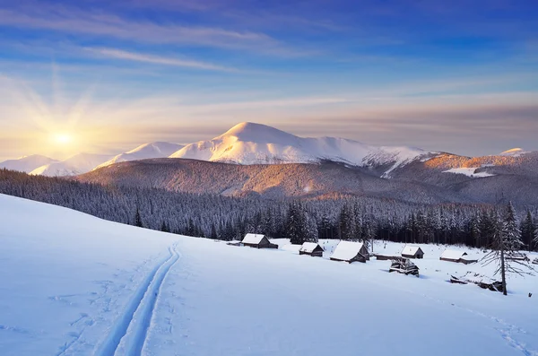 Wschód słońca w górach zimą — Zdjęcie stockowe