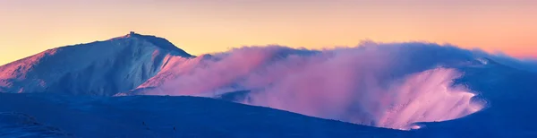 Панорама горного хребта зимой — стоковое фото