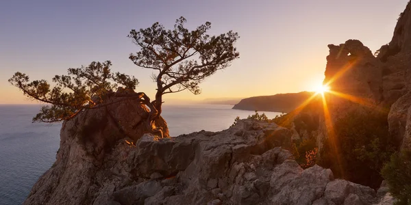 Coucher de soleil dans les montagnes — Photo