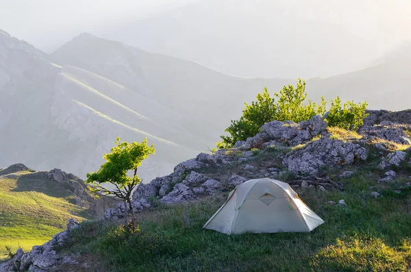 Dağlarda kamp yapmak. — Stok fotoğraf