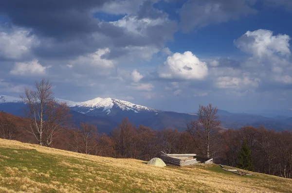 Telttailu vuorilla keväällä — kuvapankkivalokuva