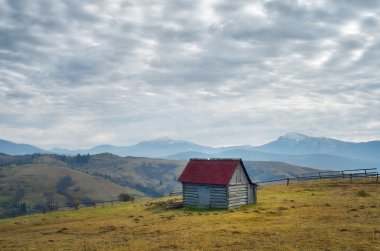 Dağlardaki ahşap kulübe.