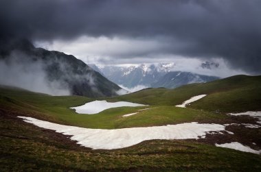 bulutlu bir günde dağ gölü