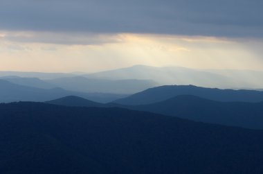 Dağları'nın siluetleri 