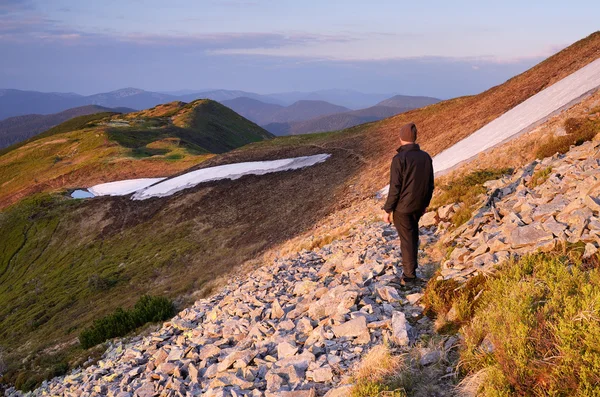 Touriste sur le sentier de montagne — Photo