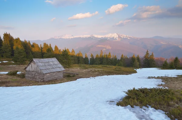 Petite maison dans les montagnes — Photo