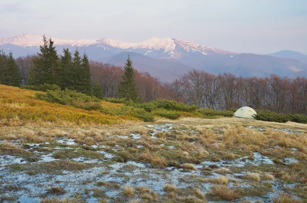 A tavaszi hegyekben Camping — Stock Fotó