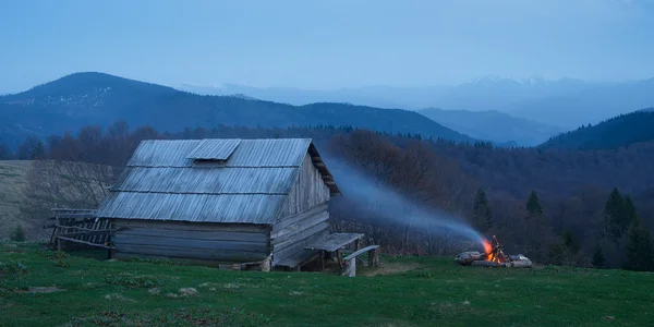 Bonfire near the house in the evening — Stock Photo, Image