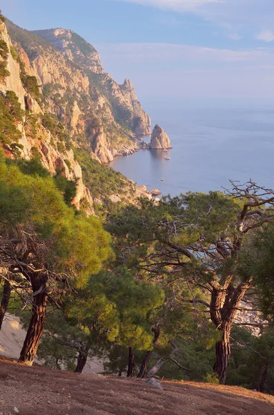 Klippa ovanför havet — Stockfoto