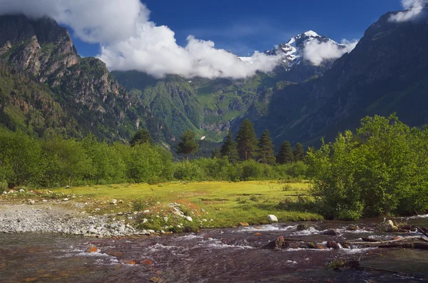 Río en las montañas — Foto de Stock