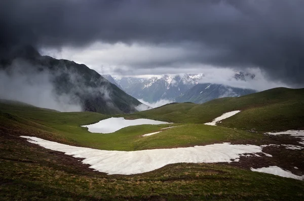 Λίμνη βουνό σε μια συννεφιασμένη μέρα — Φωτογραφία Αρχείου