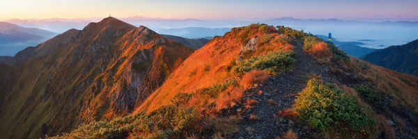 Panorama de montaña al amanecer —  Fotos de Stock