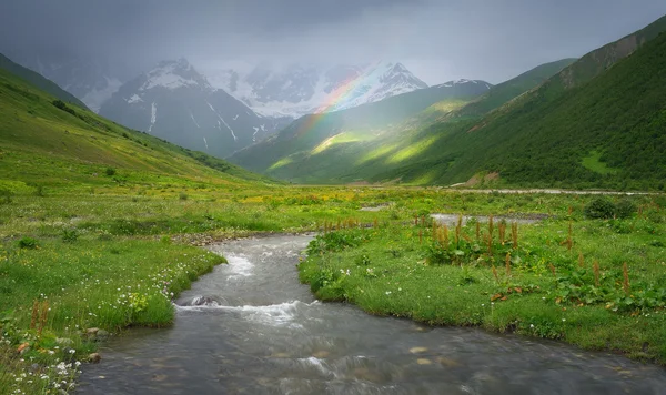 Regenbogen in den Bergen des Kaukasus — Stockfoto