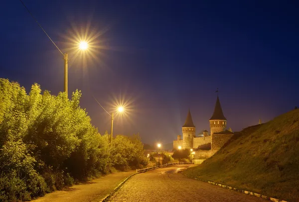 Nächtliche Altstadt mit einer Festung — Stockfoto