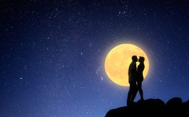 Çift öpüşme mehtaplı bir gecede sevgi dolu 