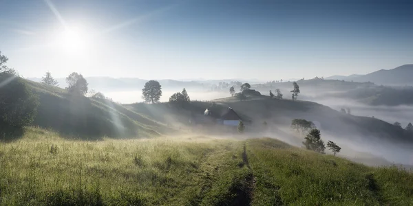 Road leading to the house in the mountains — Stock Photo, Image