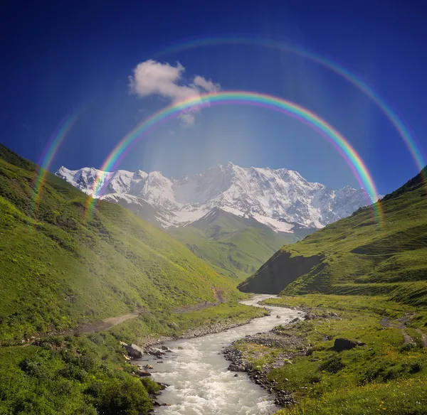 Berg met regenboog — Stockfoto