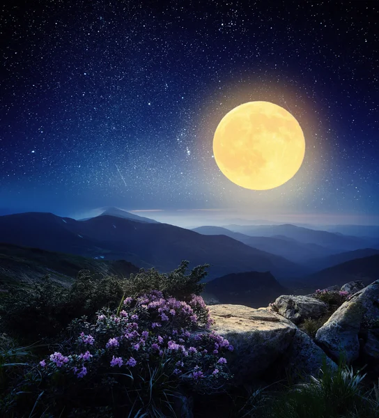 Volle maan in de bergen — Stockfoto