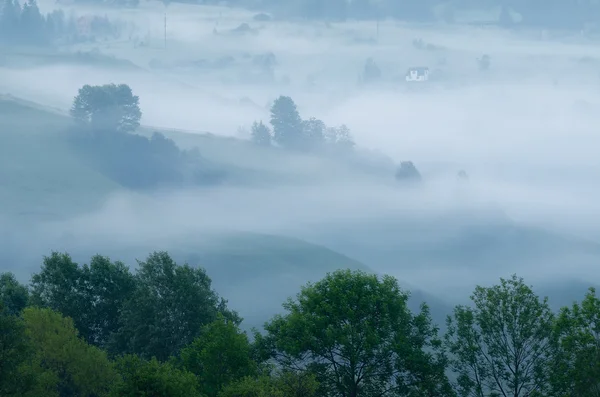 Fog in mountain village — Stock Photo, Image