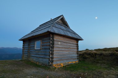 Dağlarda bir ev 