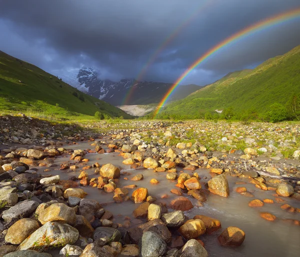 群山中的彩虹 — 图库照片