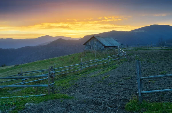 Ferme dans les montagnes — Photo