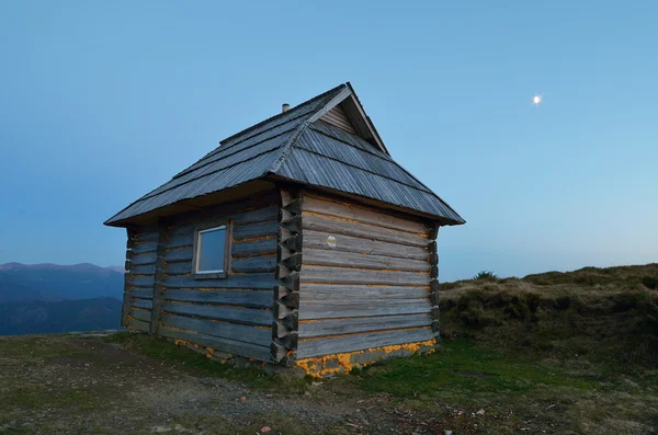 山の中の家 — ストック写真