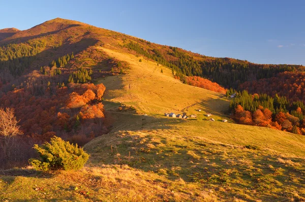 Hyddor i ett berg. höstlandskap — Stockfoto