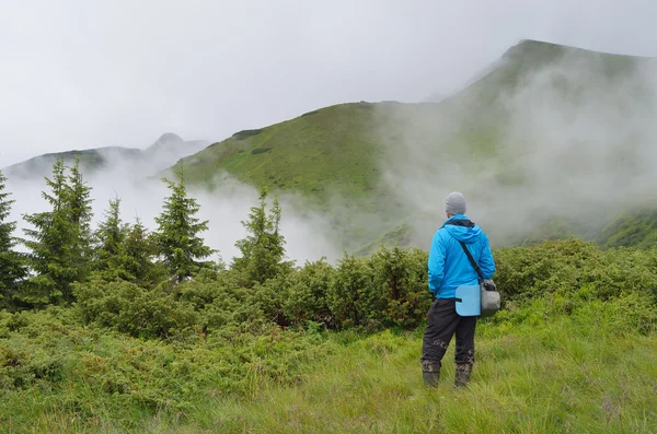 Man in the mountains — Stock Photo, Image