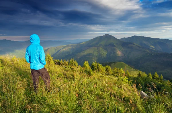 Voyageur dans les montagnes — Photo