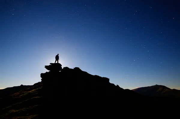 El hombre está sobre una roca — Foto de Stock