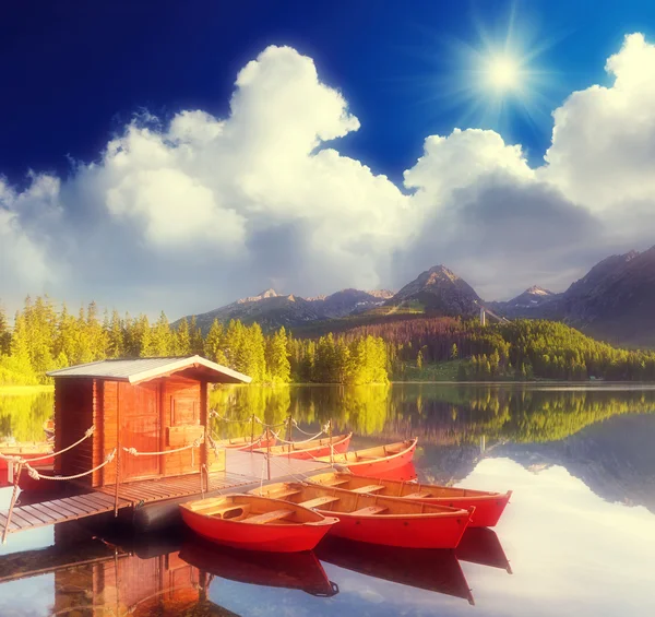 Barco vermelho em um lago de montanha — Fotografia de Stock