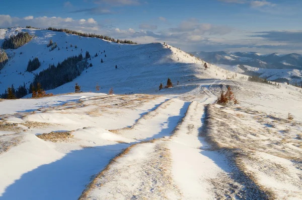 Estrada nas montanhas no inverno — Fotografia de Stock