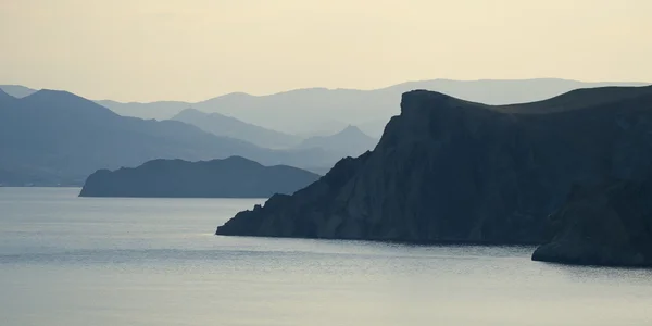 Silhuetter av klipporna vid havet — Stockfoto