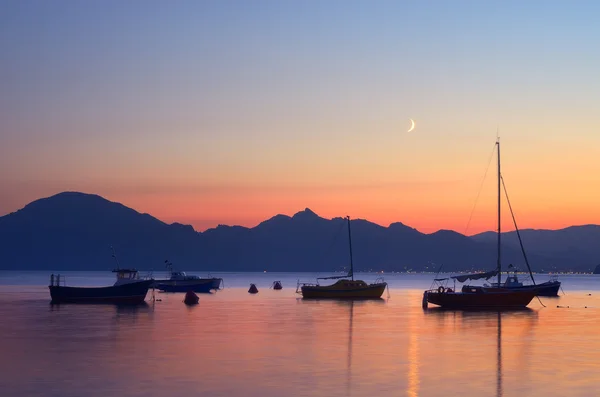 Barcos en el mar por la noche — Foto de Stock