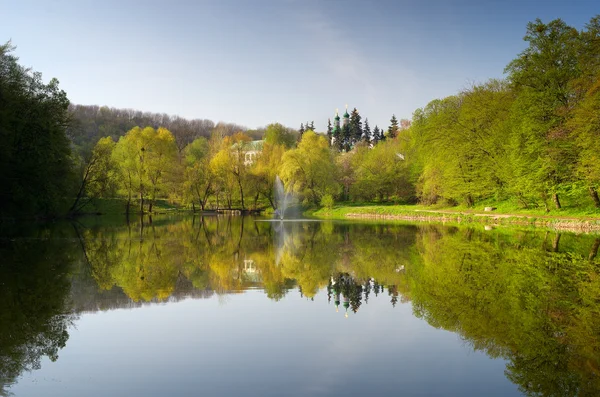 Монастир на пагорбі біля ставка — стокове фото