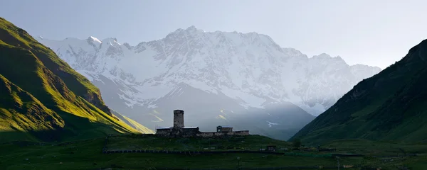 Chiesa ai piedi delle montagne del Caucaso — Foto Stock