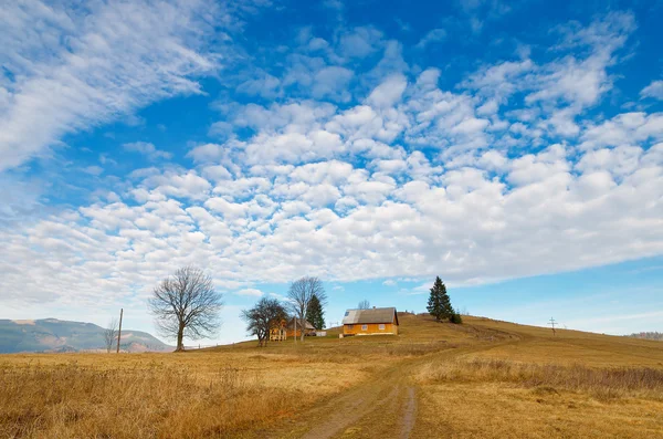 Recinzione in un villaggio di montagna — Foto Stock