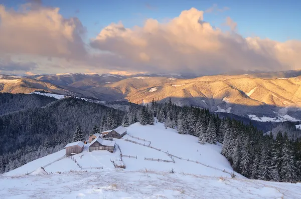Bergdorf im Winter — Stockfoto