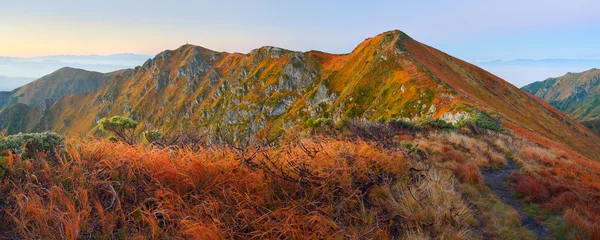 Paisaje de montaña al amanecer —  Fotos de Stock