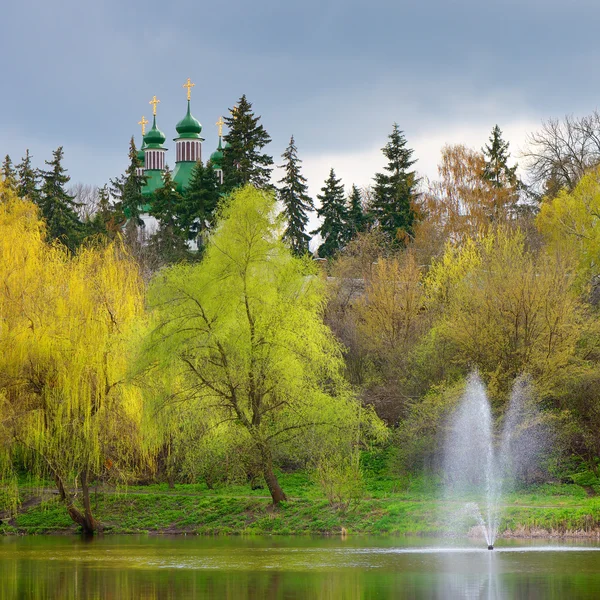 Kloster auf dem Hügel am Teich — Stockfoto