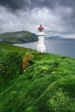 Danimarka 'nın Faroe Adaları' ndaki Mykines Holmur Deniz Feneri ile manzara